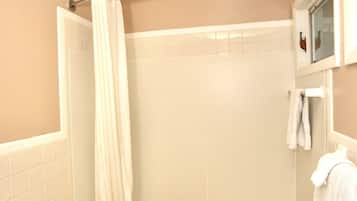 Un baño con bañera, inodoro y lavamanos.