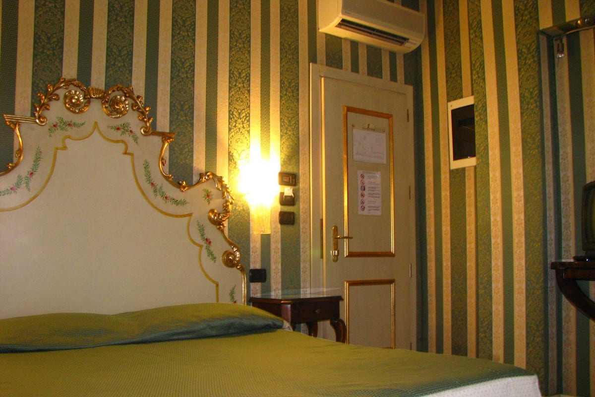 Chambre Supérieure Double ou avec lits jumeaux | Literie hypoallergénique, coffres-forts dans les chambres, bureau