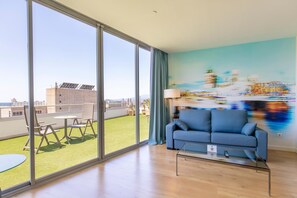 Decoración personalizada, muebles diferentes y escritorio 