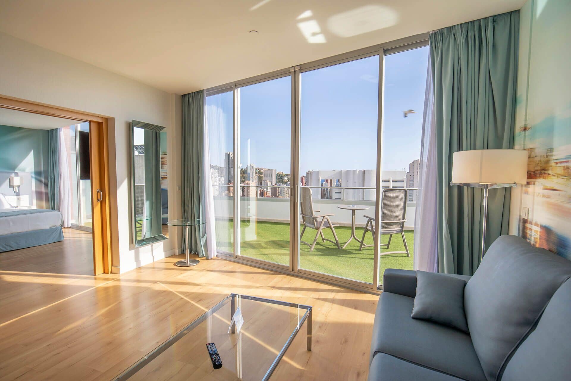 Yksilöllisesti sisustettu, yksilöllisesti kalustettu, työpöytä