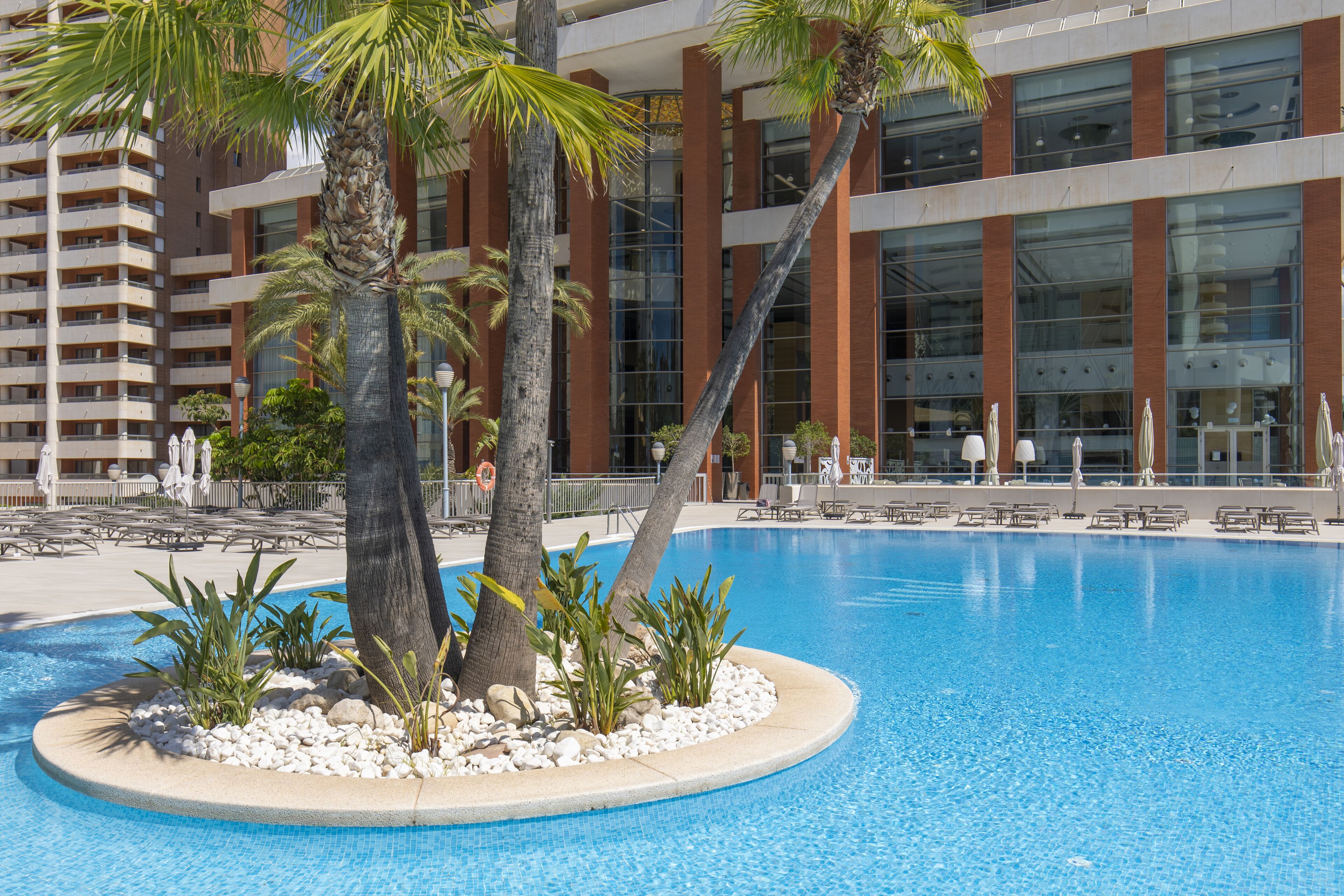 Una piscina techada, una piscina al aire libre