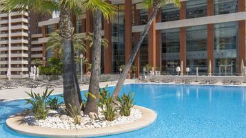 Una piscina techada, una piscina al aire libre
