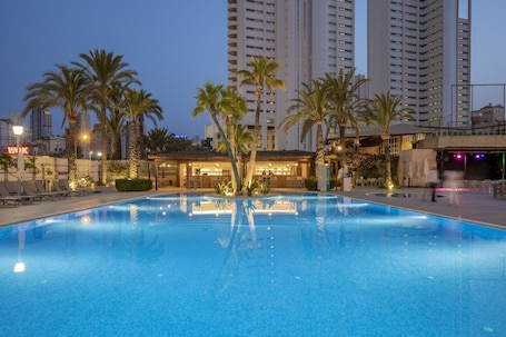 Una piscina techada, una piscina al aire libre