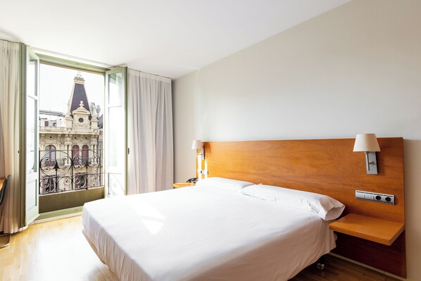 Double Room, City View (Rambla) | Minibar, in-room safe, desk, blackout drapes