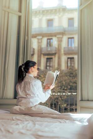 Een minibar, een kluis op de kamer, een bureau, verduisterende gordijnen