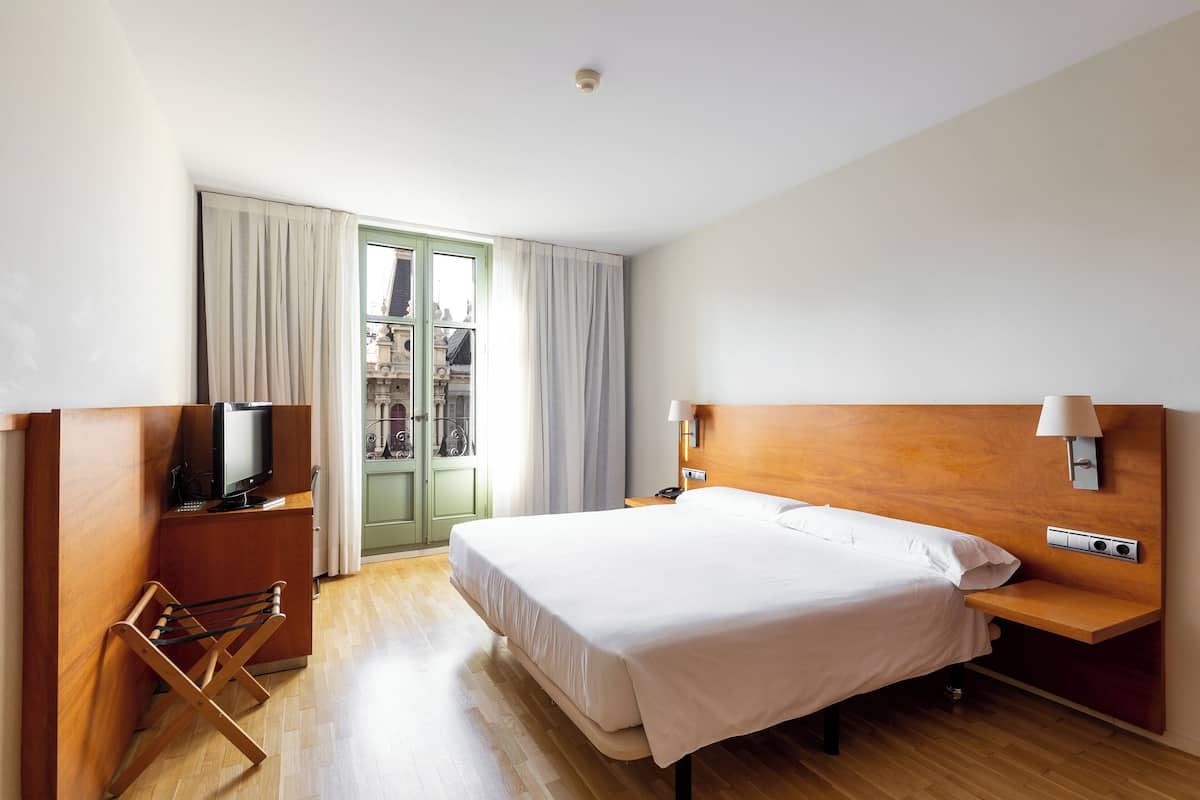 Minibar, caja de seguridad en la habitación y escritorio