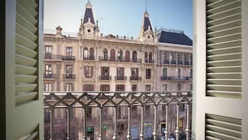 Minibar, Zimmersafe, Schreibtisch, VerdunkelungsvorhÀnge