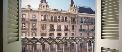 Minibar, coffres-forts dans les chambres, bureau, rideaux occultants