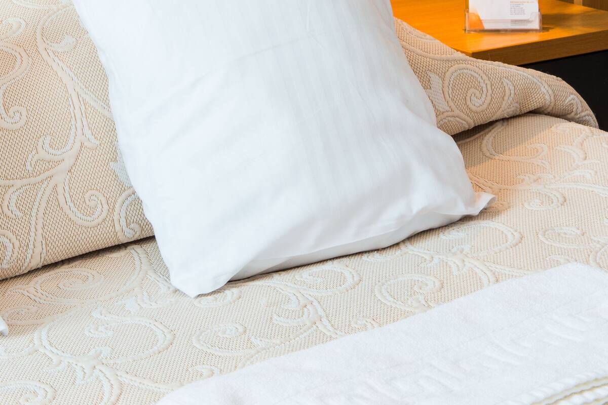 Single Room | In-room safe, desk, iron/ironing board, free cots/infant beds