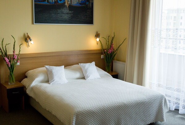 อพาร์ทเมนท์ | ตู้นิรภัยในห้องพัก, โต๊ะทำงาน, เตารีด/โต๊ะรีดผ้า