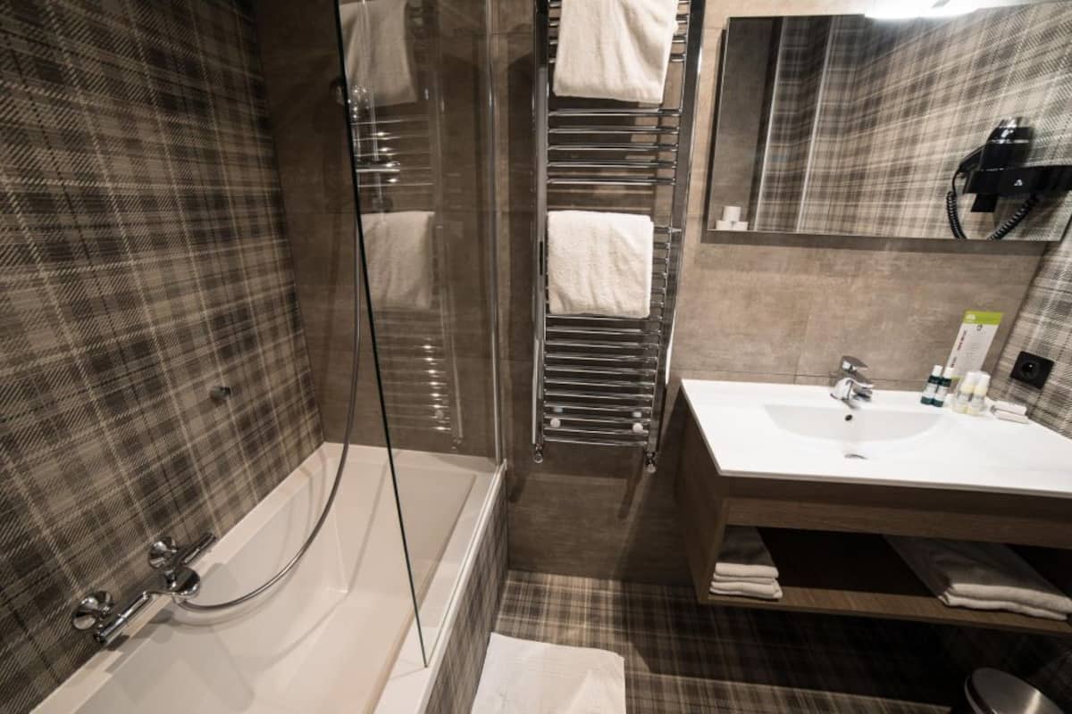 family room, courtyard view | bathroom | free toiletries, hair dryer, towels