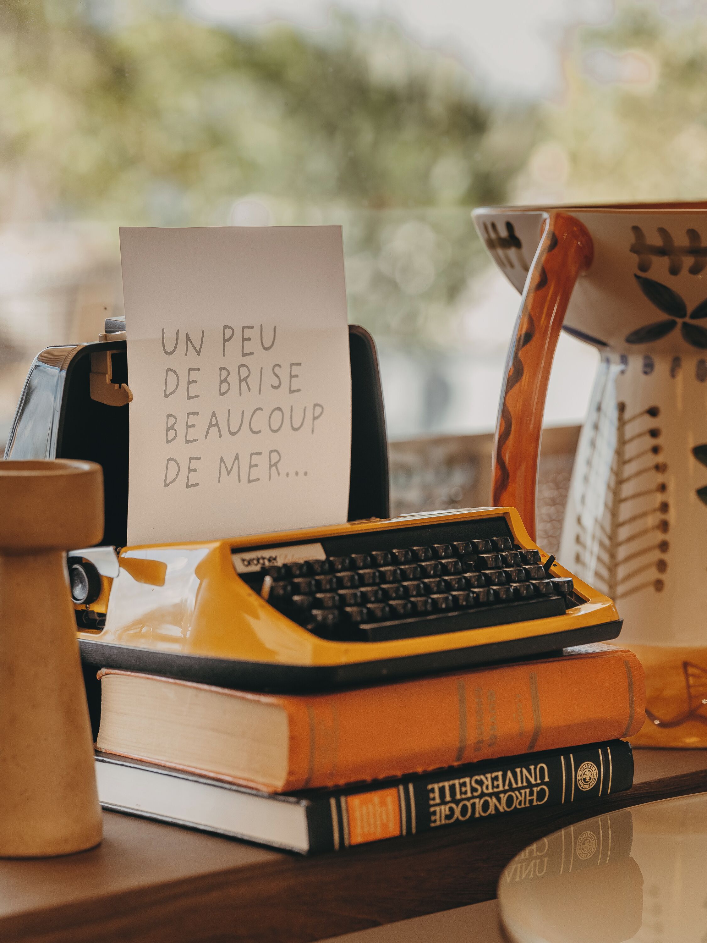 Une machine à écrire, un livre intitulé « Chiron » et un mot posé sur un bureau.