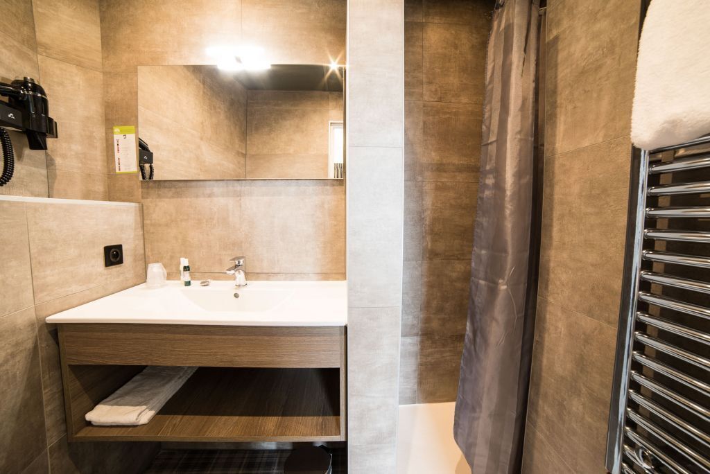 single room | bathroom | free toiletries, hair dryer, towels