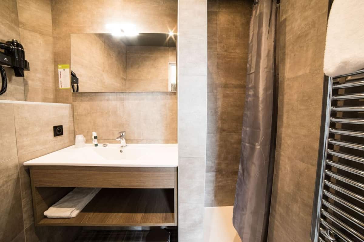 single room | bathroom | free toiletries, hair dryer, towels