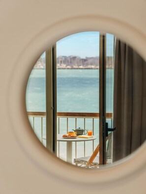 In-room safe, free WiFi, bed sheets - Hôtel Les Brises (La Rochelle)