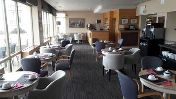 Desayuno buffet (EUR 13 por persona)