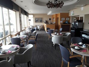 Esmorzar diari d'estil bufet (13 EUR per persona) 