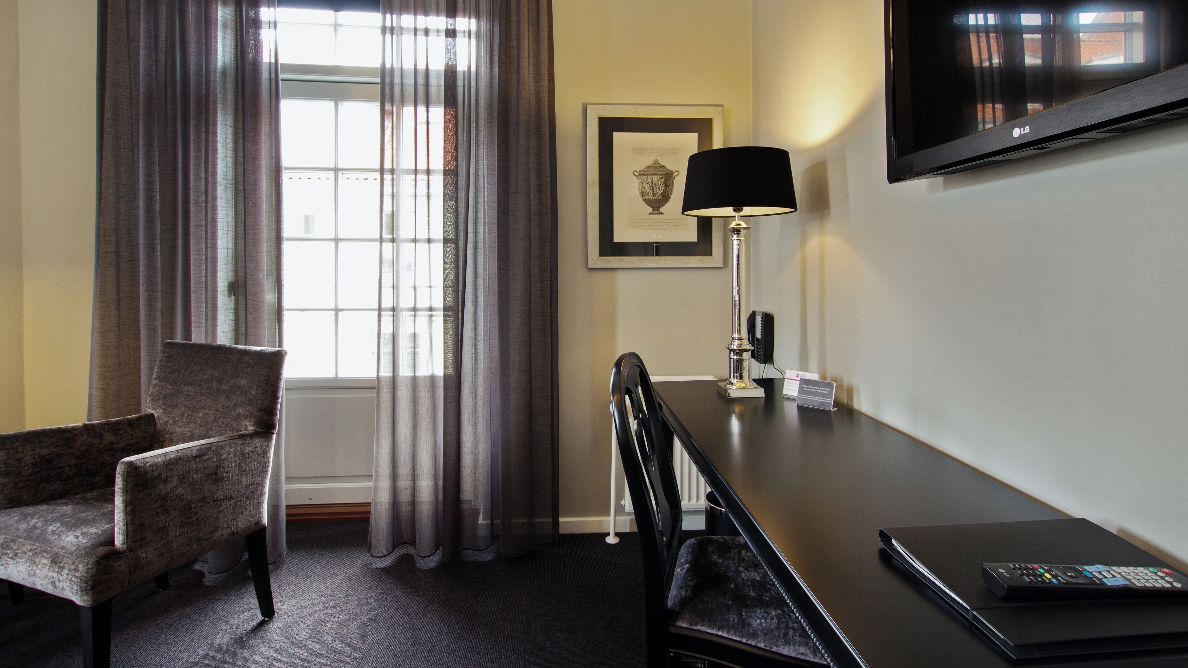 deluxe double room | 1 bedroom, hypo-allergenic bedding, in-room safe, desk