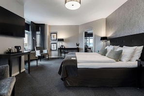 Hypo-allergenic bedding, in-room safe, desk, blackout curtains - Hotel Kronjylland (Randers)