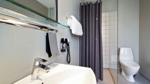 Deluxe Double Room | Bathroom | Shower, free toiletries, hair dryer, towels - Hotel Kronjylland (Randers)