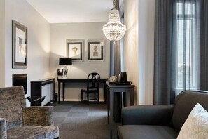 32-inch flat-screen TV with digital channels, TV - Hotel Kronjylland (Randers)