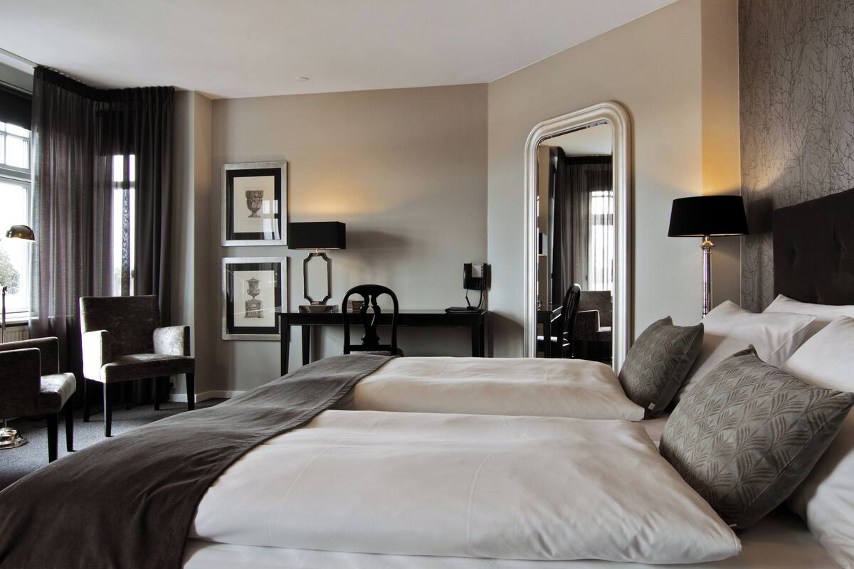 junior studio suite | 1 bedroom, hypo-allergenic bedding, in-room safe, desk