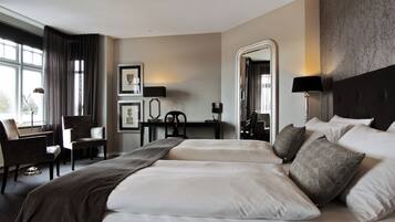 Junior Studio Suite | Hypo-allergenic bedding, in-room safe, desk, blackout drapes