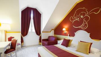 Una camera d'albergo con un letto, una scrivania, una sedia e una parete rossa con uno stemma dorato.