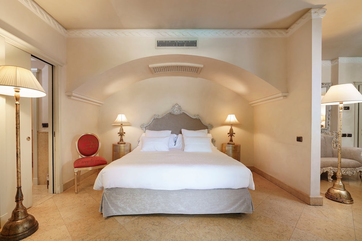 Suite de lujo, balcón | 1 habitación, sábanas de algodón egipcio y ropa de cama de alta calidad