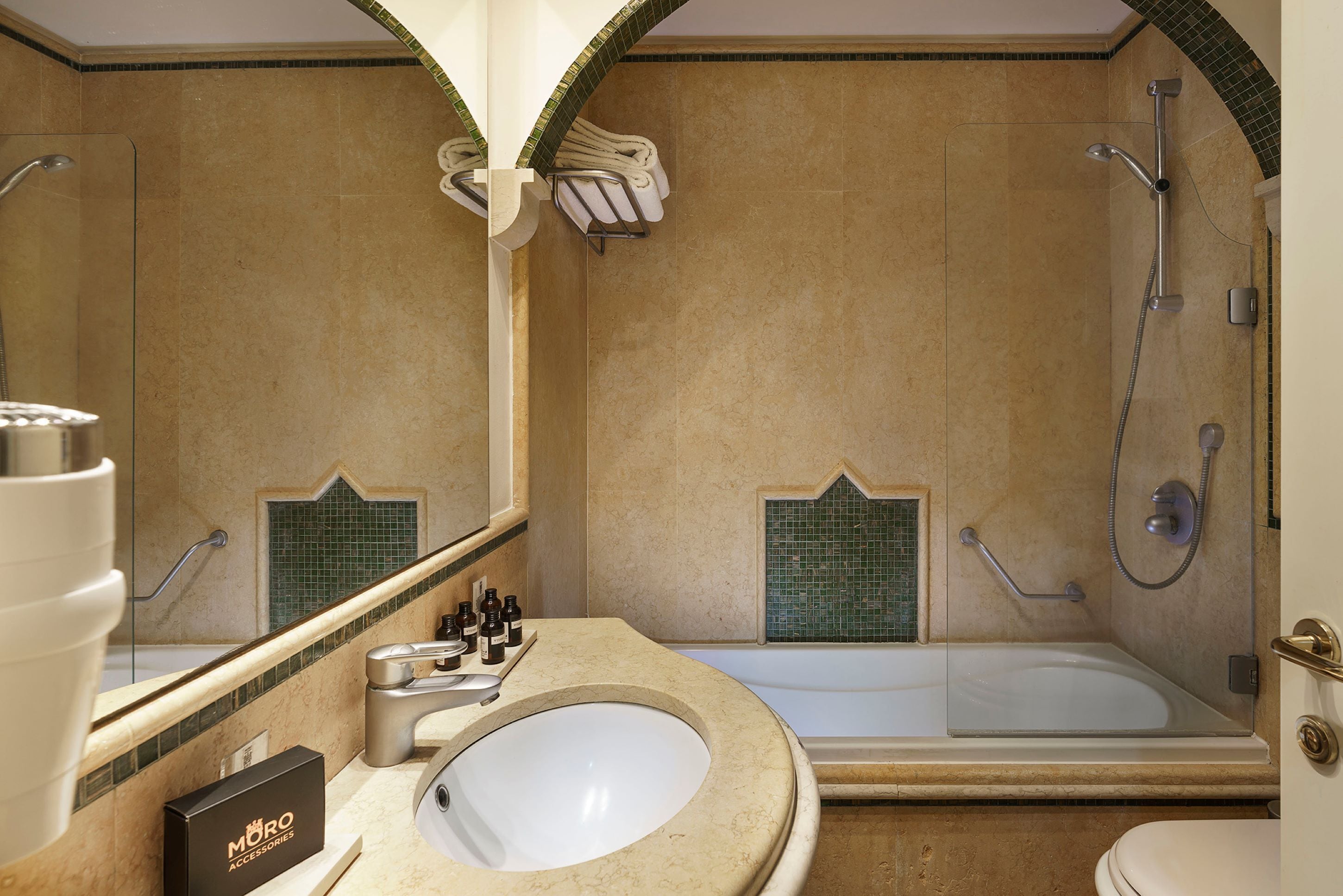 Une salle de bain avec un lavabo, un miroir et une baignoire.