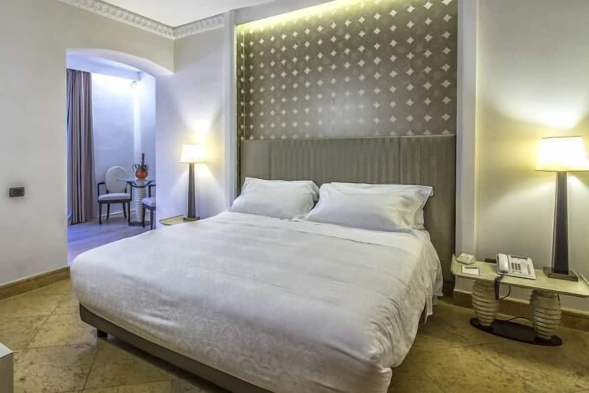 Egyptian cotton sheets, premium bedding, in-room safe, desk