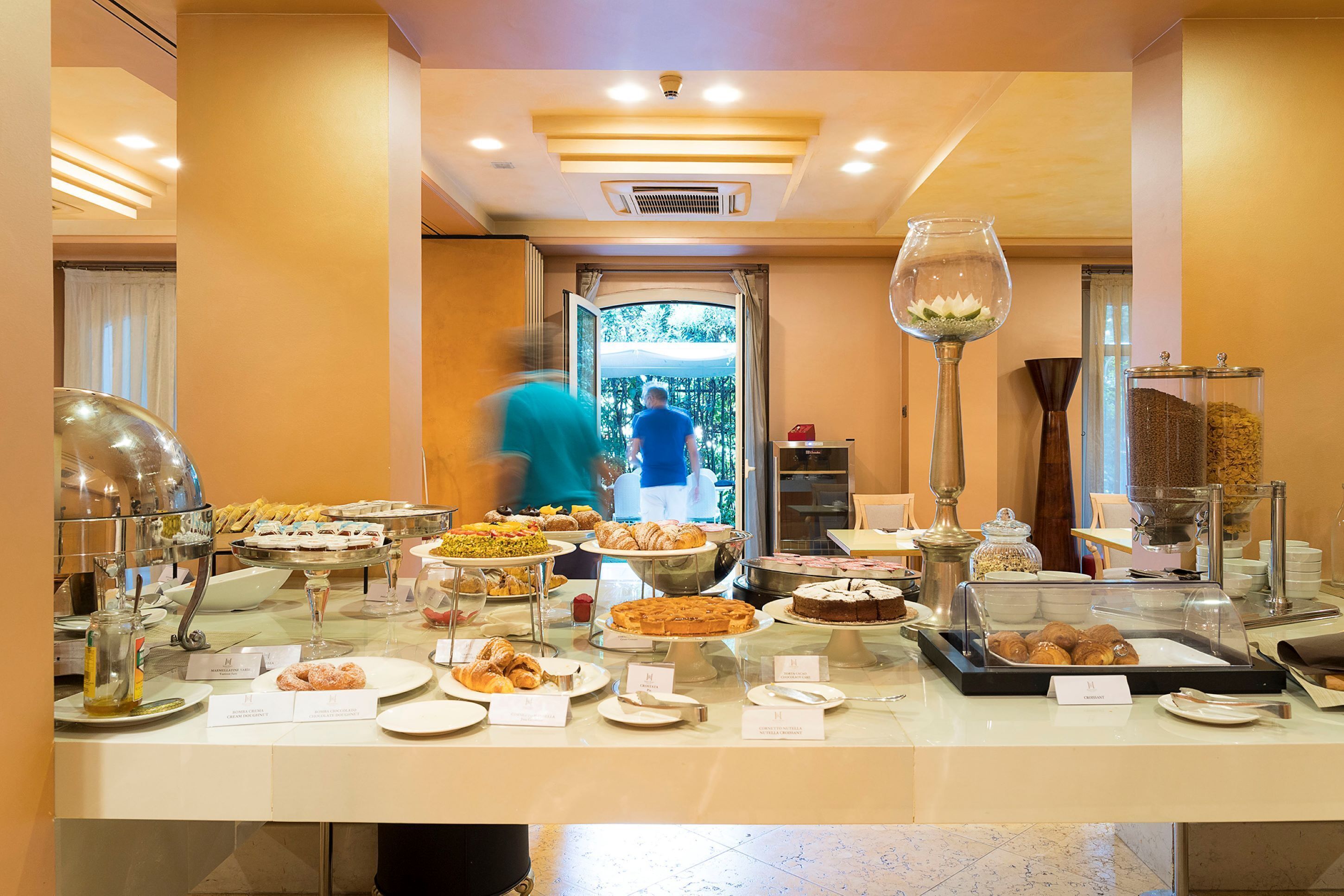 Tägliches kontinentales Frühstück (16 EUR pro Person)