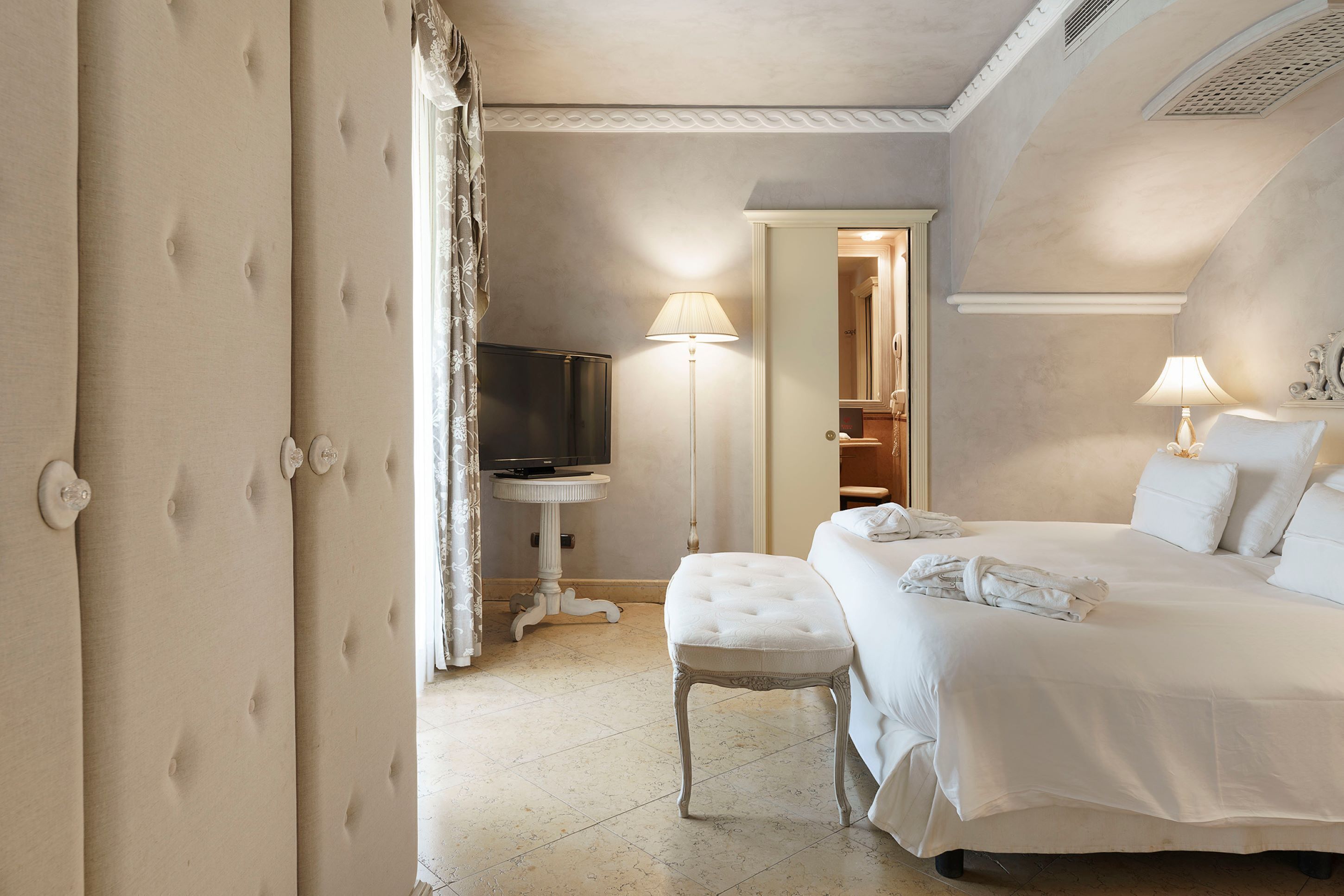 luxury suite, balcony | 1 bedroom, egyptian cotton sheets, premium bedding, minibar