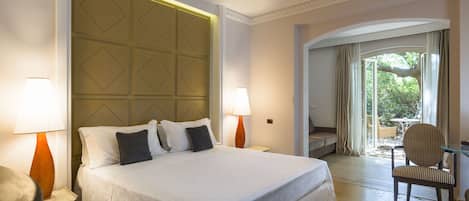 Habitación de hotel con una cama grande, dos lámparas de noche, una silla y vistas al exterior.