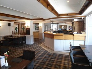 Breakfast, lunch, dinner served; British cuisine  - Park Hotel (Montrose)