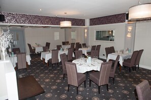 Se sirven desayunos, comidas, cenas y cocina británica