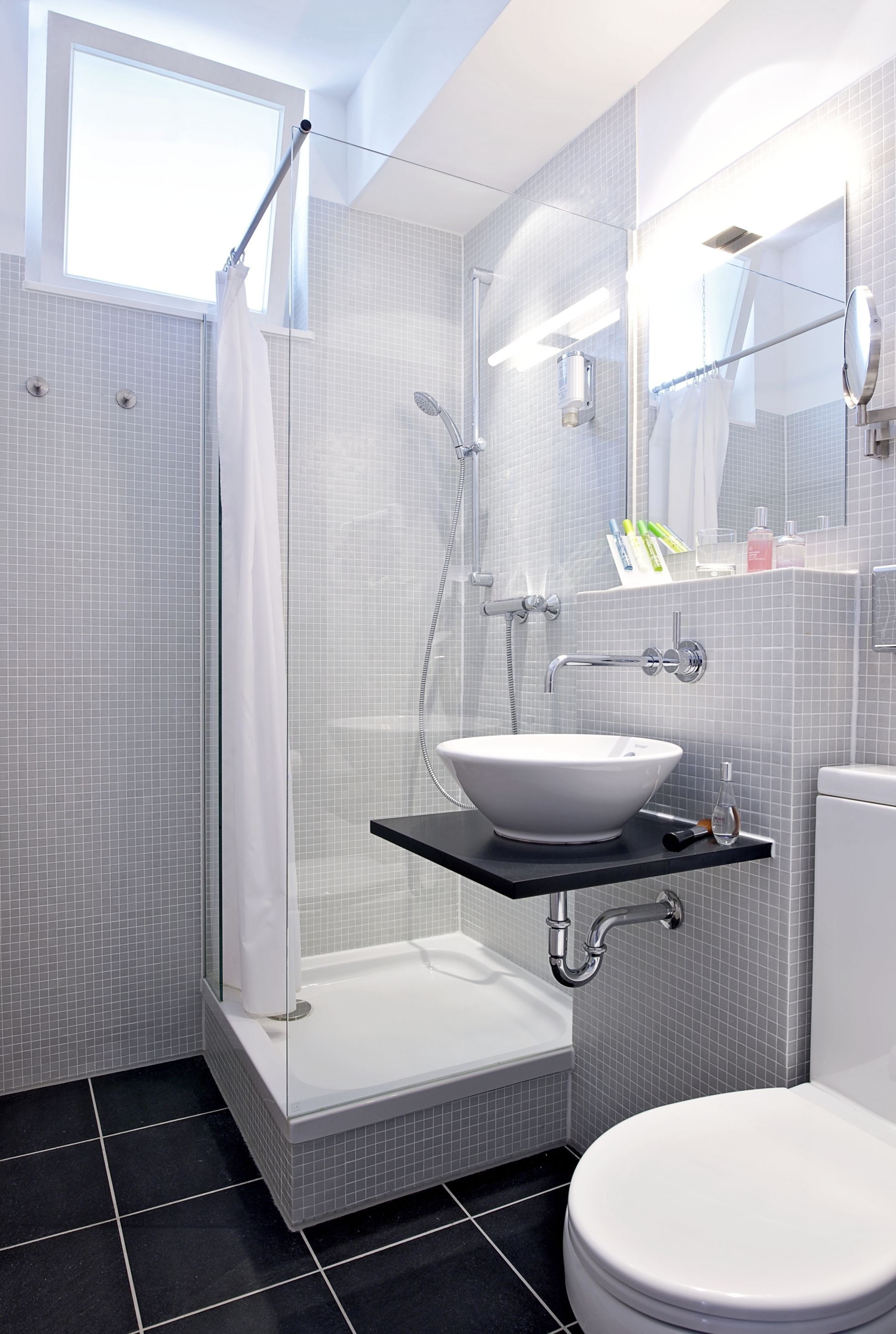 Douche, articles de toilette gratuits, sèche-cheveux, chaussons