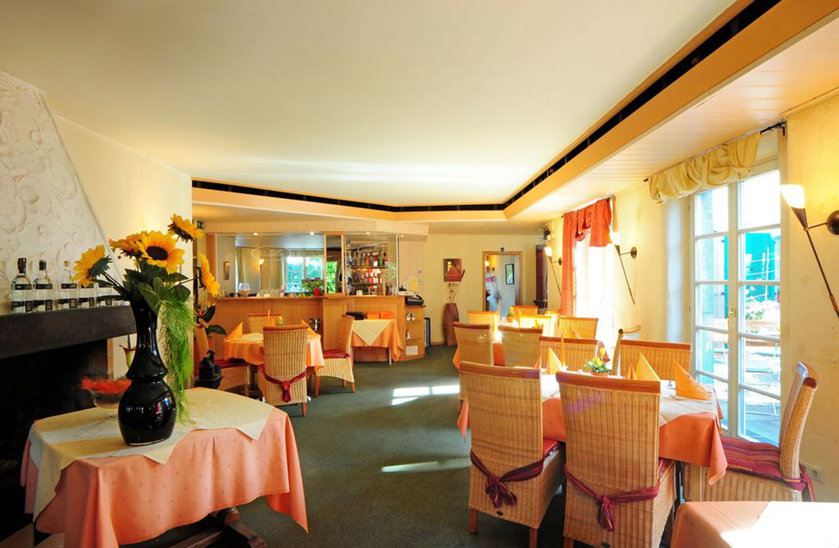 Lunch and dinner served, international cuisine