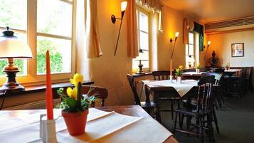 Lunch and dinner served, international cuisine