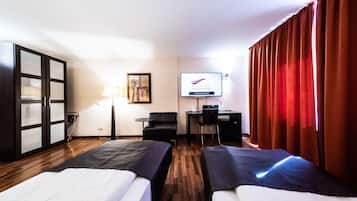 Standaard tweepersoonskamer | Hypoallergeen beddengoed, een minibar, een kluis op de kamer, een bureau
