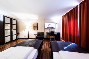 ห้องสแตนดาร์ดดับเบิล | เครื่องนอนป้องกันสารก่อภูมิแพ้, มินิบาร์, ตู้นิรภัยในห้องพัก, โต๊ะทำงาน