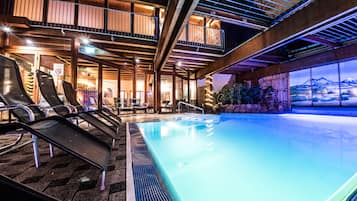 Alberca techada y alberca al aire libre