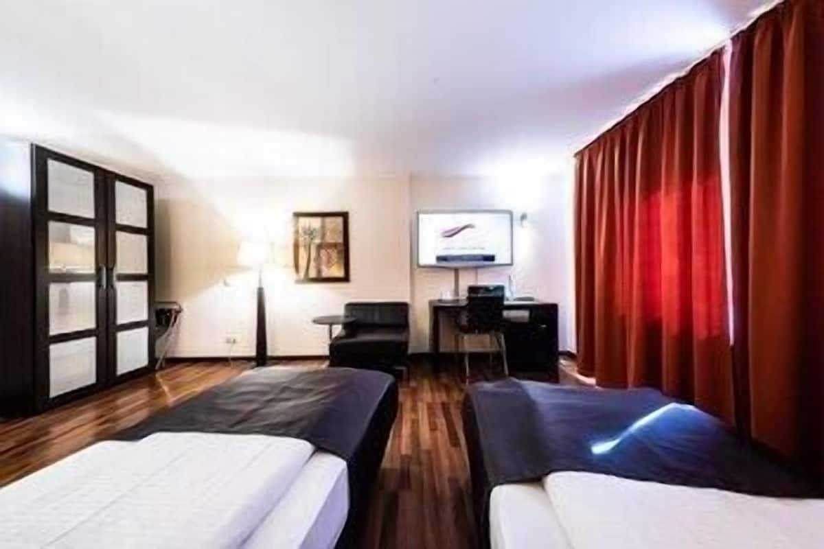 Hypo-allergenic bedding, minibar, in-room safe, desk