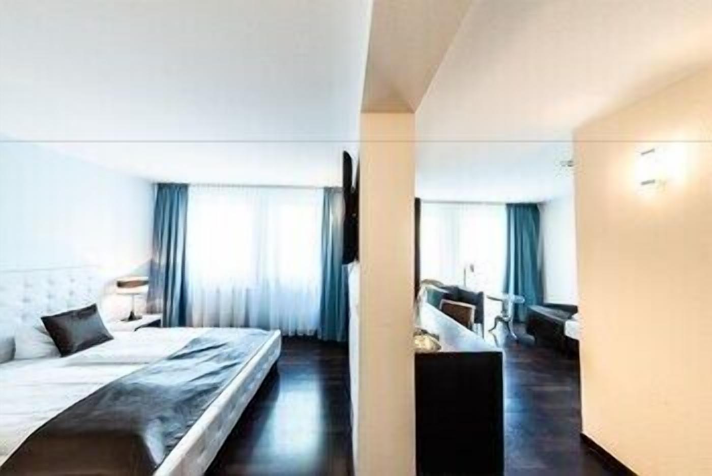 Hypo-allergenic bedding, minibar, in-room safe, desk