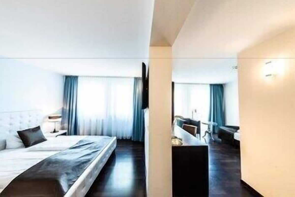 Hypo-allergenic bedding, minibar, in-room safe, desk