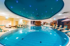 สระว่ายน้ำในร่ม, สระว่ายน้ำกลางแจ้ง