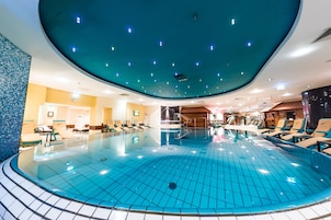 Kolam renang indoor dan kolam renang outdoor