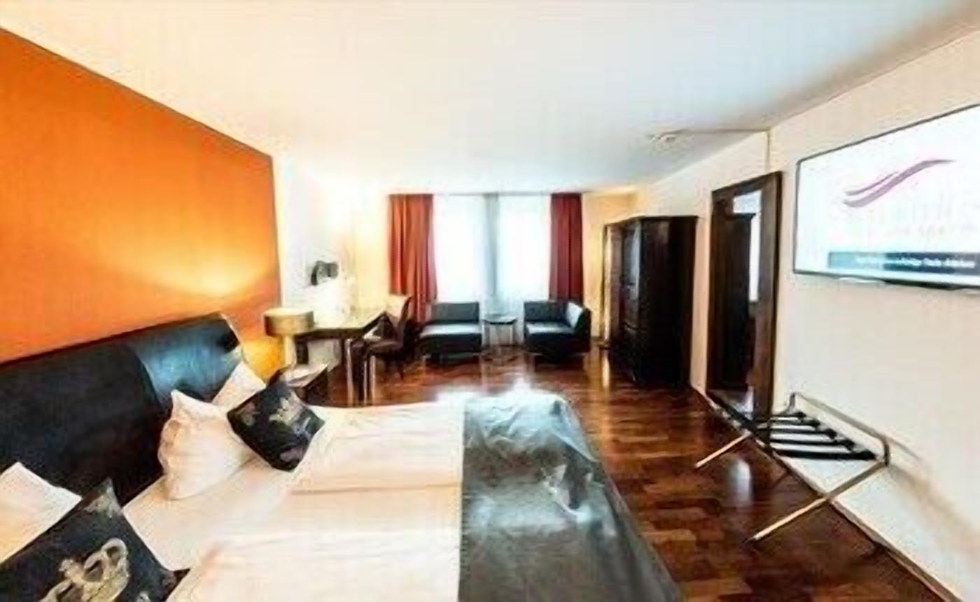 Hypo-allergenic bedding, minibar, in-room safe, desk