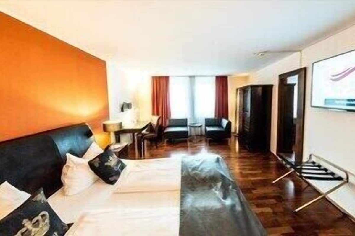 Hypo-allergenic bedding, minibar, in-room safe, desk