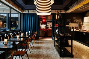 Buffet breakfast on weekdays (EUR 18 per person) - hotel friends Düsseldorf Downtown (Düsseldorf)